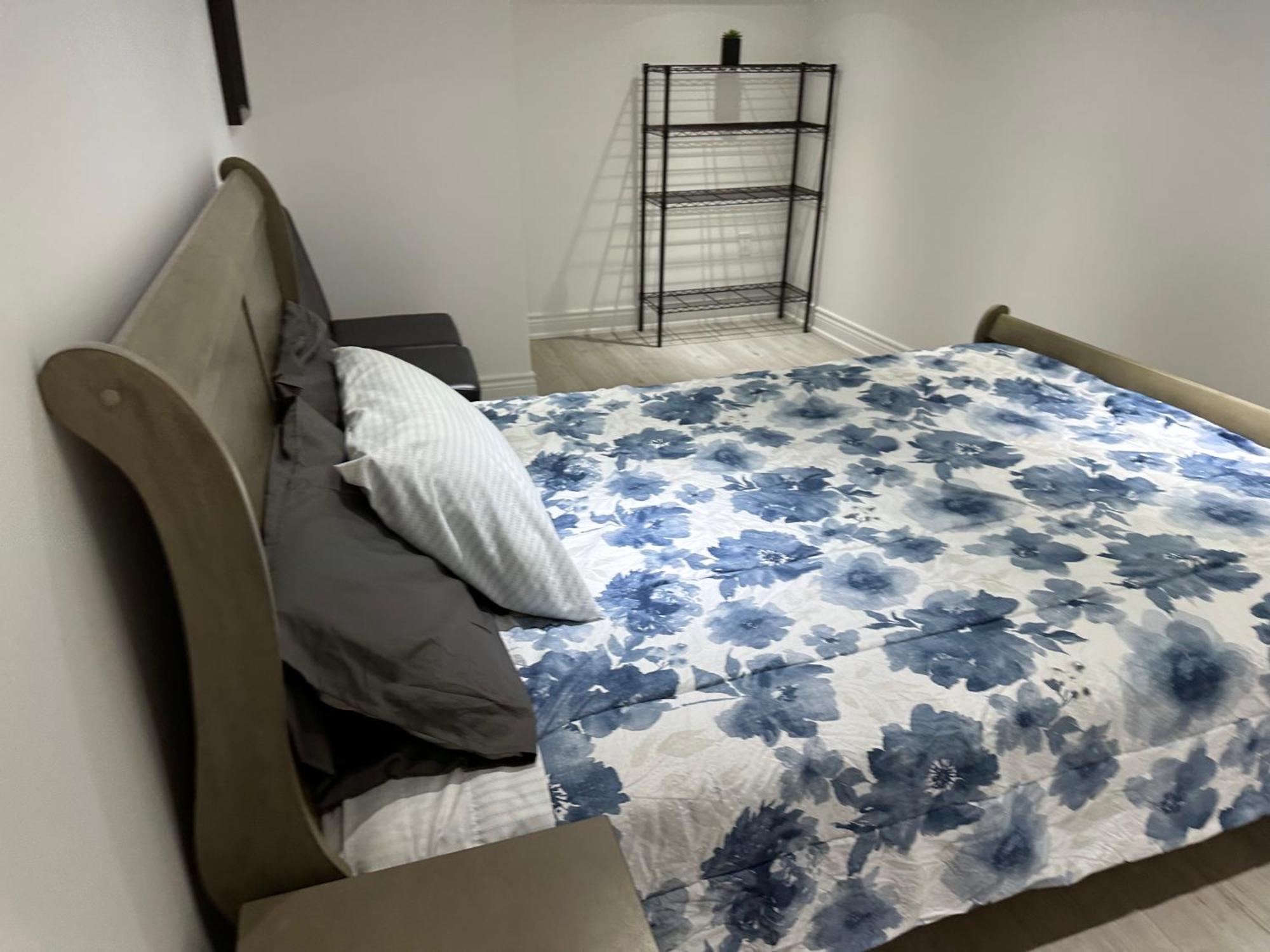 טורונטו Double Bedroom On Up Or 3 Bedrooms In Basement Near Eglinton Subway Station מראה חיצוני תמונה