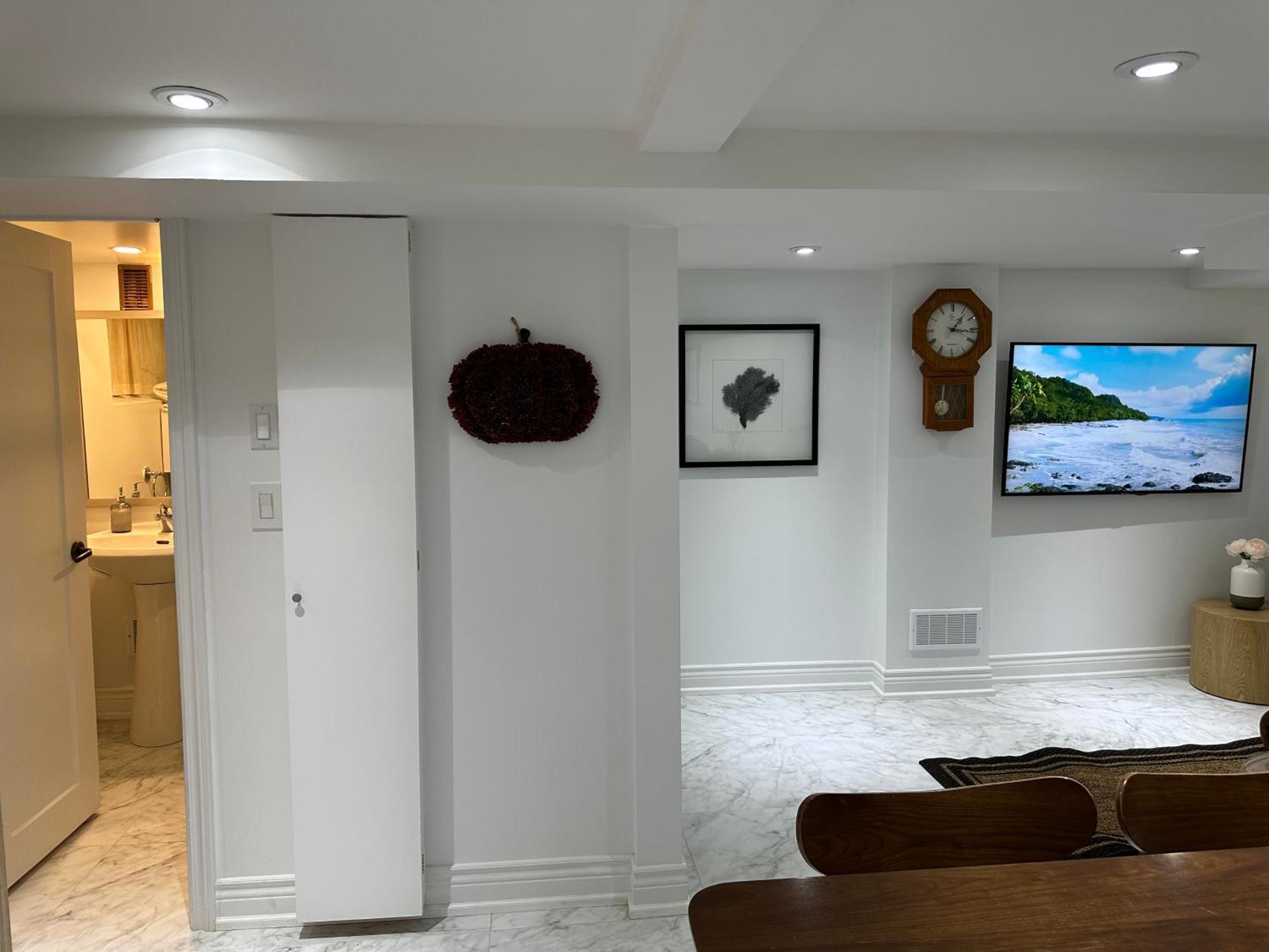 טורונטו Double Bedroom On Up Or 3 Bedrooms In Basement Near Eglinton Subway Station מראה חיצוני תמונה