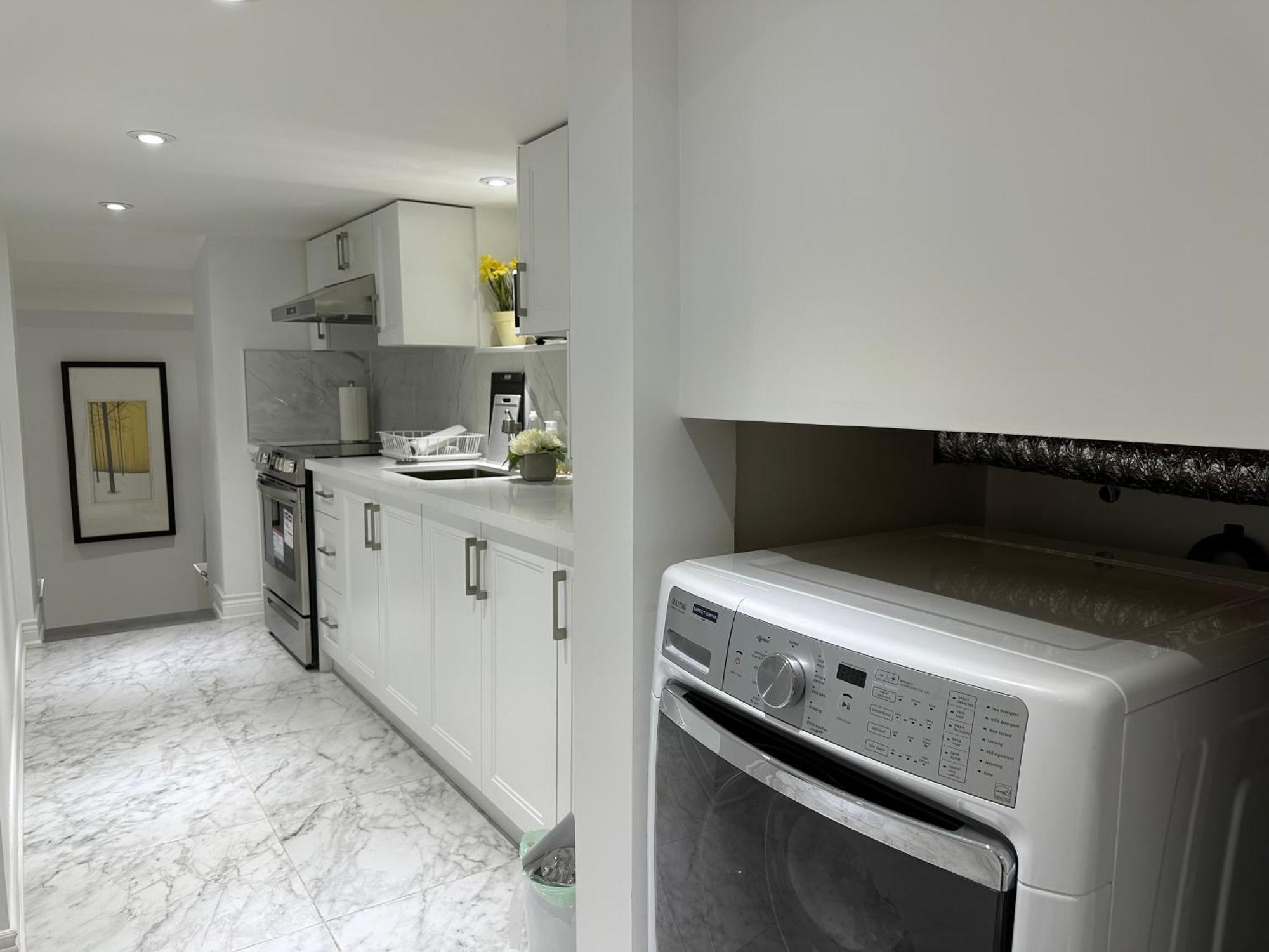 טורונטו Double Bedroom On Up Or 3 Bedrooms In Basement Near Eglinton Subway Station מראה חיצוני תמונה