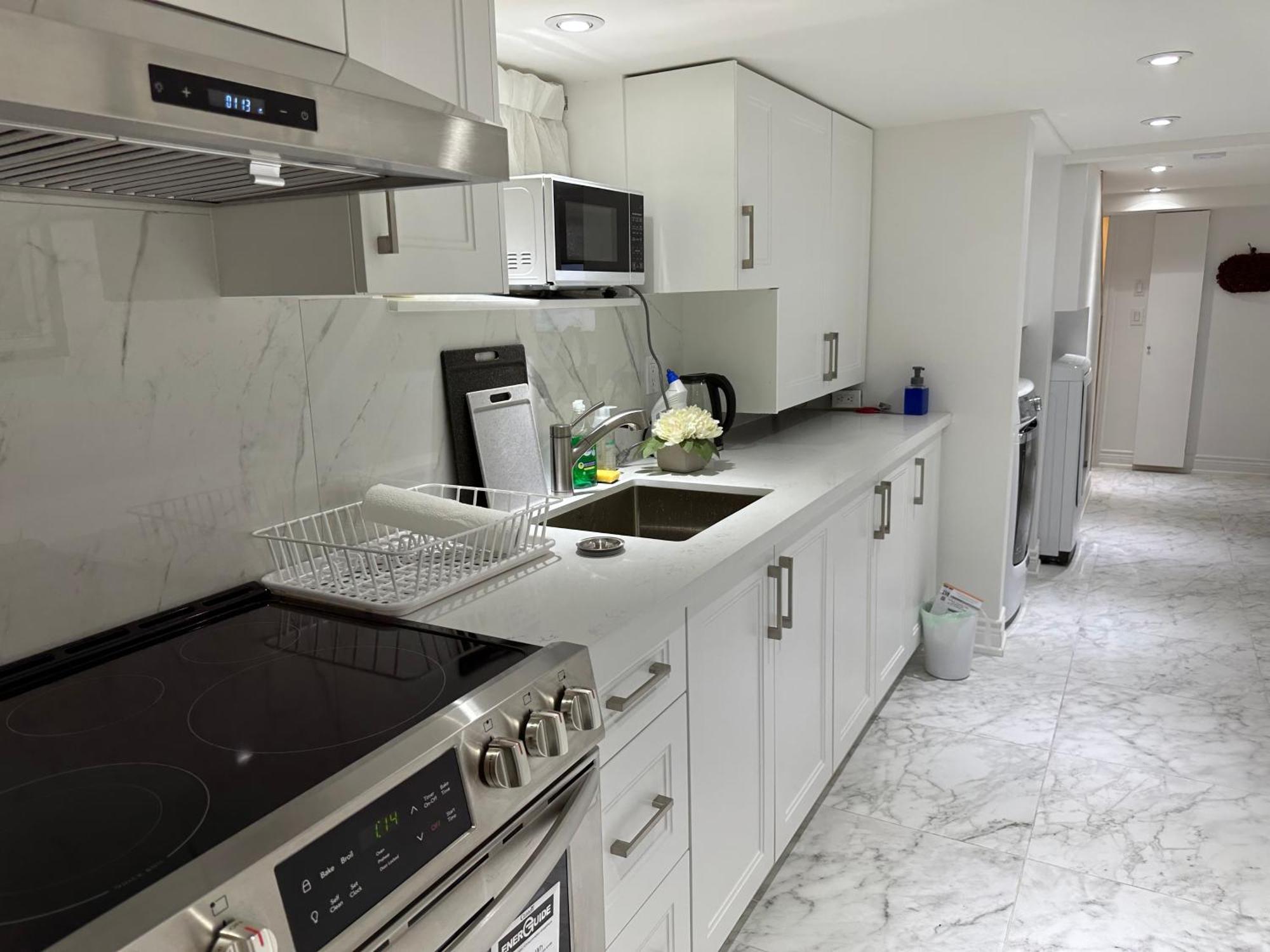 טורונטו Double Bedroom On Up Or 3 Bedrooms In Basement Near Eglinton Subway Station מראה חיצוני תמונה