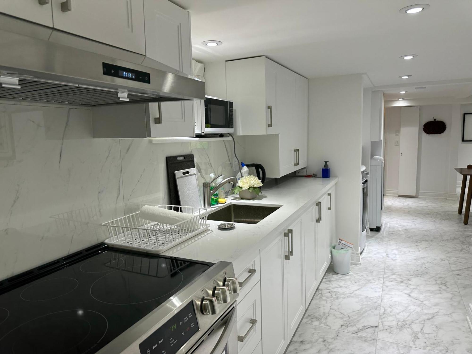 טורונטו Double Bedroom On Up Or 3 Bedrooms In Basement Near Eglinton Subway Station מראה חיצוני תמונה